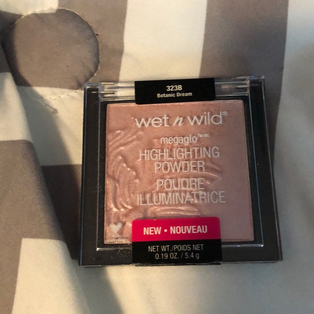 A blinding Champaign Rose gold color highlighter.